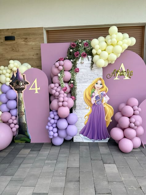 Ścianka balonowa na urodzinowe przyjecie z motywem roszpunki Tangled Birthday Decorations, Tangled Theme Quinceanera, Rapunzel Birthday Theme, Rapunzel Party Decorations, Rapunzel Sweet 16, Cinderella Birthday Ideas, Rapunzel Nails, Tangled Party Ideas, Rapunzel Party Ideas