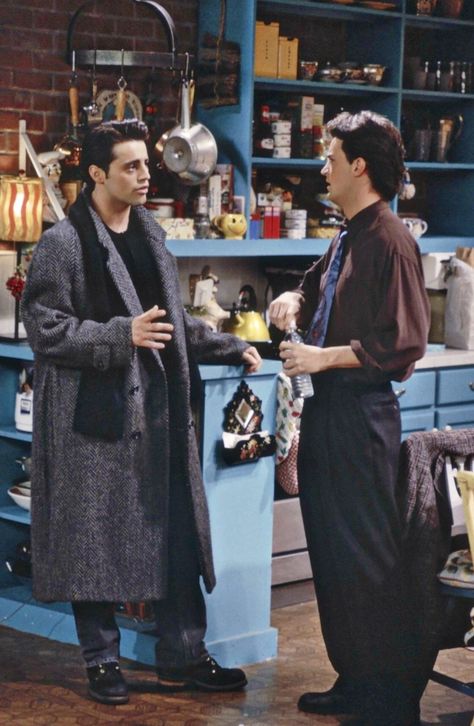 Matt Leblanc And Matthew Perry, Chandler Bing Outfits, 90s Men Outfits, Friends Outfits 90s, 90s Men Fashion, Friends 1994, Chandler Friends, Joey Chandler, Joey Friends