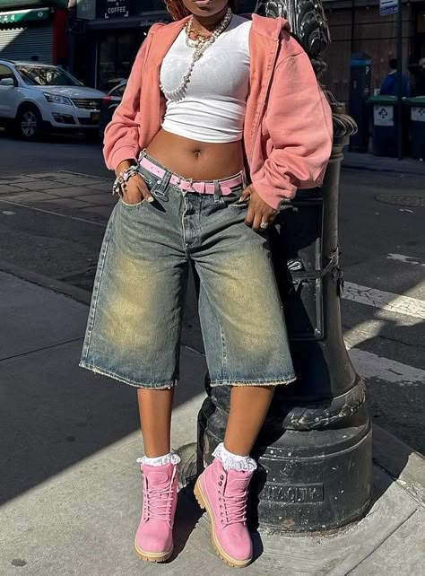 All Black Outfit Pink Shoes, Pink Tomboy Outfit, Touch Of Pink Outfit, Pink Jeans Outfit Aesthetic, Pink Timberland Boots Outfit, Masc Streetwear, Hype Beast Outfits, Timbs Outfits Women, Girly Streetwear Outfits