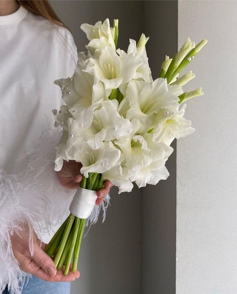 Classic Elegant Wedding Bouquet, Gladiolus Bridal Bouquet, Gladiolus Wedding Bouquet, Gladiolus Wedding, Bridal Aesthetic, Modern Bridal Bouquets, Vintage Bridal Bouquet, Lily Bridal Bouquet, Elegant Wedding Bouquets