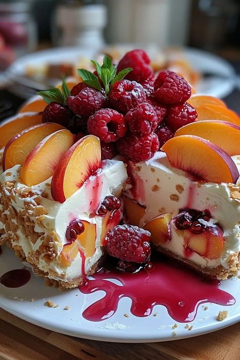 Cheesecake And Cake Recipes, Summer Berry And Peach Cheesecake, Peach And Raspberry Cheesecake, Fruit Layer Cake, Dinner Dessert, Peach Raspberry Cheesecake, Fruity Cheesecake, Summer Treats Desserts, Dessert Summer