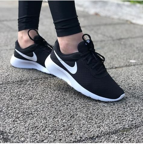 Black Running Shoes Women, Best Mens Shoes, Best Men Shoes, Men Shoes Aesthetic, Nike Tenis, Mens Shoes Casual, Shoes Classy, Adidas Boots, Gents Shoes