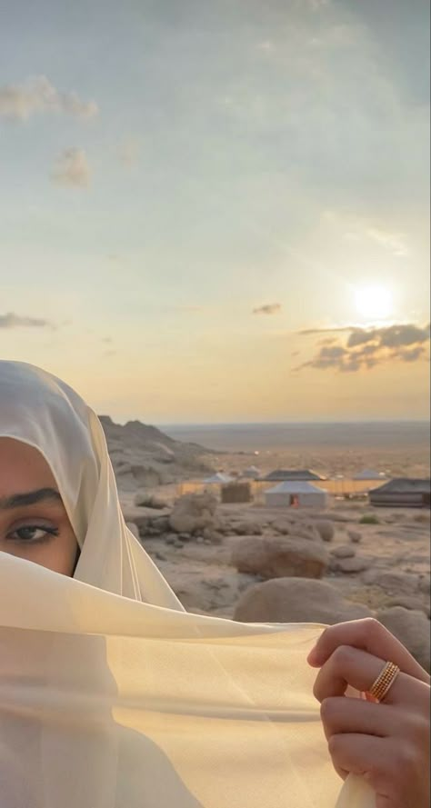 Muslim Clean Girl Aesthetic, Desert Photoshoot Ideas, Desert Photoshoot, Romantic Artwork, Muslim Style, Christian Friends, Hijabi Aesthetic, Martial Arts Workout, Cool Instagram