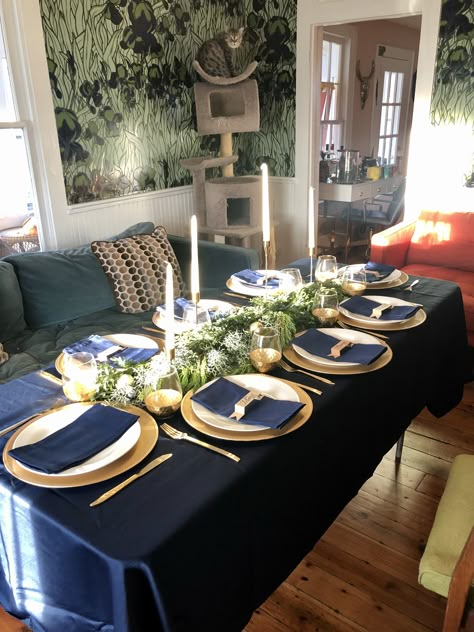 Blue Tablecloth Dining Room, Navy Gold Christmas Table, Navy Blue Christmas Table Decor, Navy Christmas Table Decor, Navy Blue White And Gold Christmas Table Decor, Dinning Room Table Decor Centerpieces, Navy And Gold Christmas Table, Navy Thanksgiving Table, Blue And Gold Christmas Table