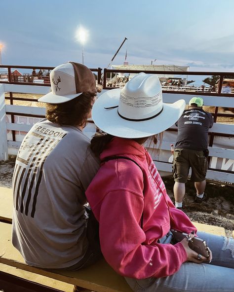 Cute Couple Pics Country, Cowboy Bf Aesthetic, Rodeo Boyfriend, Cowboy And Cowgirl Couple Pictures, Cute Rodeo Couple Pics, Rodeo Couples Goals, Country Couple Photoshoot, Couple Photoshoot Ideas, Country Couple Pictures