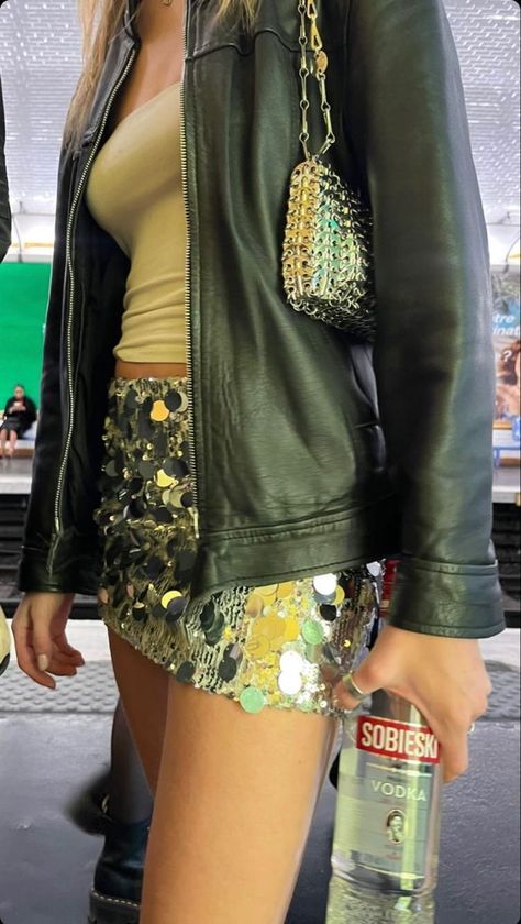 Leather Jacket Aesthetic, Styling Skirts, Trendy Leather Jacket, Jacket Aesthetic, Futuristic Clothing, Sparkly Skirt, Fest Outfits, Party Fits, Looks Party