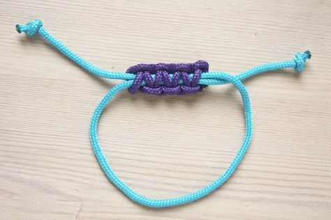 How to make a Square Sliding Knot - Square Sliding Knot, Simple Sliding Knot, Sliding Knot Tutorial, Adjustable Bracelet Diy, Adjustable Knot Bracelet, Cord Bracelet Diy, Square Knot Bracelets, Sliding Knot Bracelet, Yarn Bracelets