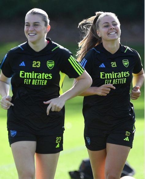 Victoria Pelova, Alessia Russo, Arsenal Women, Arsenal Ladies, Womens Football, Arsenal Fc, Ladies Golf, Football Players, Arsenal