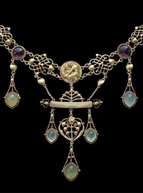 British Arts & Crafts necklace 'The Apollo' by Henry Wilson, circa 1904. Gold, chalcedony and amethyst. #HenryWilson #ArtsCrafts #Apollo #necklace Henry Wilson, Bijoux Art Deco, Art Nouveau Necklaces, Bijoux Art Nouveau, Art Nouveau Jewelry, Antique Necklace, Deco Jewelry, Art Deco Jewelry, Antique Jewellery