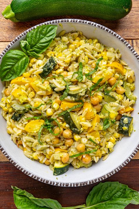 A summery fresh pasta with zucchini, corn and plenty of basil pesto topped with fresh tomatoes and mozzarella! Orzo With Zucchini, Butter Orzo, Pesto Orzo, Zucchini Carbonara, Pasta With Zucchini, Pesto Zucchini Noodles, Tomatoes And Mozzarella, Meatless Mains, Zucchini Corn