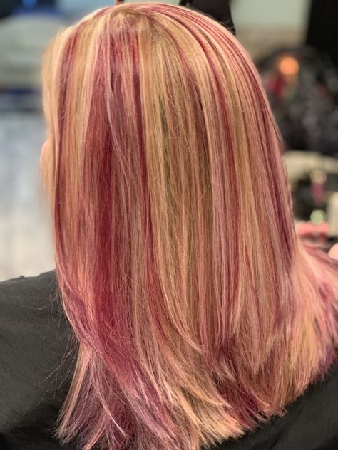 Strawberry Hair Highlights, Strawberry Blonde Hair With Pink Streaks, Red Highlights In Dark Blonde Hair, Pink Chunky Highlights In Blonde Hair, Pink With Blonde Highlights, Chunky Pink Highlights In Blonde Hair, Red Streaks In Blonde Hair, Blonde Hair With Red Streaks, Pink Lowlights In Blonde Hair