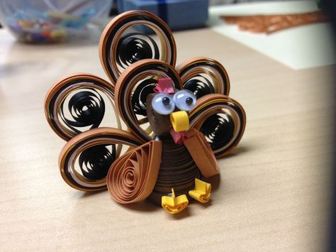 3d quilled turkey Thanksgiving Quilling Ideas, Quilling Thanksgiving, Quilling Gifts, Quilling Cake, Quilling Birds, Quilling Flowers Tutorial, Quilling Design, Quilling Dolls, Turkey Cake