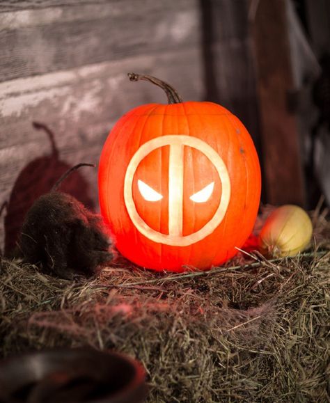 Pop Culture Pumpkins: 2015 Edition [Printables] - Halloween Costumes Blog Deadpool Pumpkin Carving, Deadpool Pumpkin, Avengers Pumpkin Carving, Marvel Pumpkin Carving, Marvel Pumpkin, Free Printable Pumpkin Carving Stencils, Deadpool Halloween, Printable Pumpkin Carving Stencils, Superhero Painting