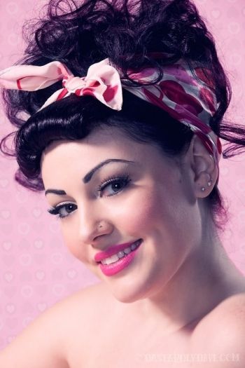 Moda Pin Up, Cabelo Pin Up, Rockabilly Mode, Retro Updo, Rockabilly Girl, Rockabilly Hair, Pin Up Hair, Wavy Curly Hair, Retro Hairstyles