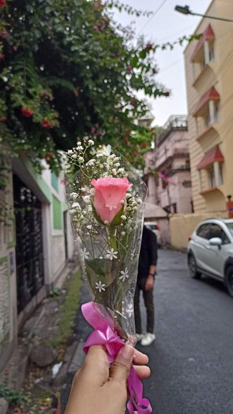 Single Pink Rose Bouquet, Simple One Flower Bouquet, Small Single Flower Bouquet, Rose For Boyfriend, Flower Bouquet Small Simple, Single Eternal Rose, Small Flower Bouquet Aesthetic, Small Bouquet Of Flowers Aesthetic, Roses For Boyfriend