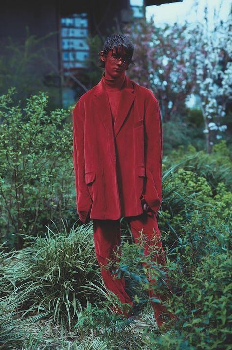 Mode Editorials, Adidas Vintage, V Magazine, Red Suit, Nike Vintage, Fashion Photography Editorial, How To Pose, 인물 사진, Magazine Photography