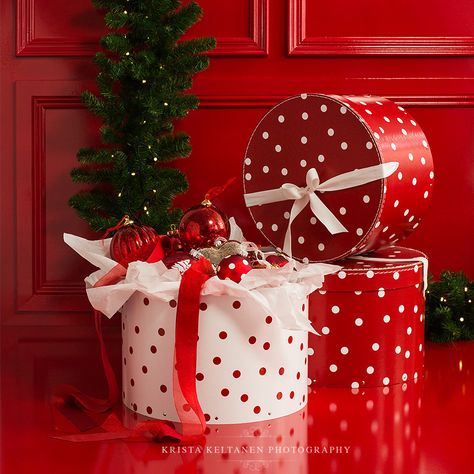 Take an old cookie or popcorn tin and wrap the lid and base with wrapping paper then use for homemade gifts Red White Christmas, Wallpaper Tumblr, Noel Christmas, Green Christmas, Christmas Gift Wrapping, Christmas Joy, Christmas Wrapping, Christmas Colors, White Christmas