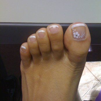 White Pedicure Toenails Flower Designs, Toenail Art Designs French Tip, French Pedicure Ideas Summer, French Tip Toes With Flower Design, French Pedicure With Design, French Tip Pedicure With Flower, Fußnagel Design, French Tip Pedicure With Design, Pedicure Ideas Flower