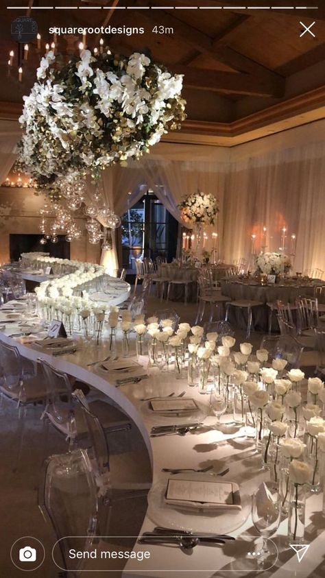 Single Roses Wedding Table, Single Rose In Vase Centerpiece, Single Rose In Vase Wedding, Rose In Vase Centerpiece, Single Roses Centerpieces, Single Flower In Vase Centerpieces, Single White Rose Centerpiece, Single Rose Table Decor, Single Rose Centerpiece Wedding