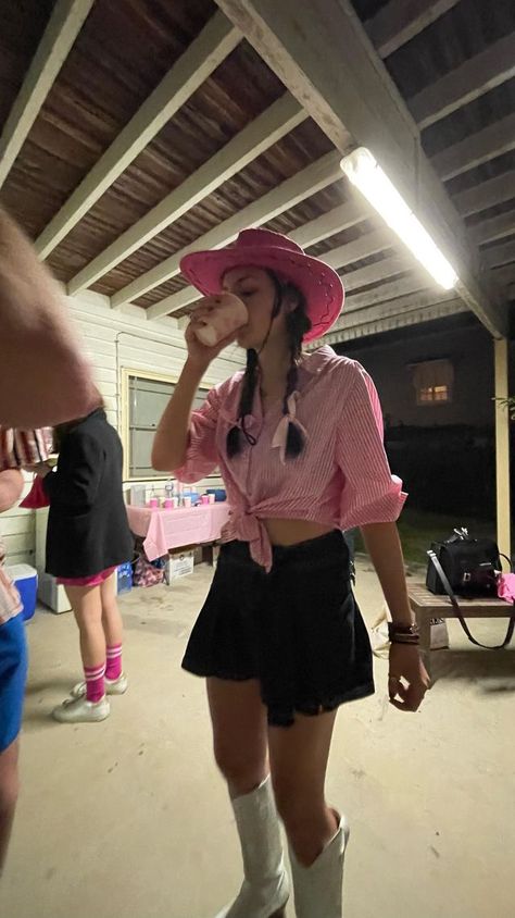 Cowgirl Barbie Outfit Ideas, Pink Cowboy Outfits For Women, Last Minute Cowgirl Costume, Barbie Costume Aesthetic, Barbie Cowboy Outfit, Pink Cowgirl Outfits Party, Cowgirl Outfits Costume, Cow Girl Costumes, Cowgirl Diy Costume