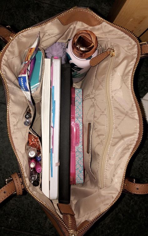 Organized Bags And Purses, School Purse Bags, Student Bag University, Purse For School, College Purse, School Bag Organization, School Handbags, Bags College, Bag For College