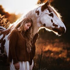 Horse Photoshoot Ideas, Equine Photography Poses, Horse Senior Pictures, Horse Photography Poses, Pictures With Horses, Horse Photographer, Horse And Human, Cute Horse Pictures, Equine Portraits