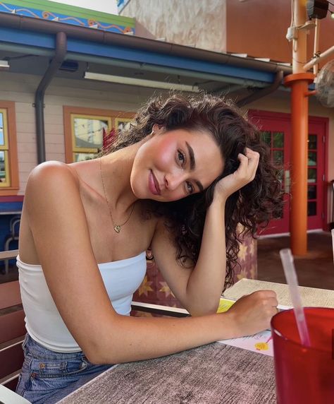 Kiana Davis, Flight Attendant Hair, Frozen Margarita, Pablo Gavi, Curly Hair Styles Easy, Self Portrait Poses, Curly Hair Inspiration, Aesthetic People, Instagram Photo Inspiration