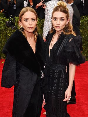 Mary-Kate and Ashley Olsen don’t exactly need to be bargain hunters (they were billionaires before their 21st birthday). So we were surprised to learn that their Met Gala makeup was shockingly affordable—like, affordable-for-an-average-human-being affordable. We got the inside scoop... Mary Olsen, Olsen Fashion, Mary Kate And Ashley, Gala Themes, 2015 Red Carpet, Kate Olsen, Gala Fashion, Met Gala Red Carpet, Mary Kate Ashley