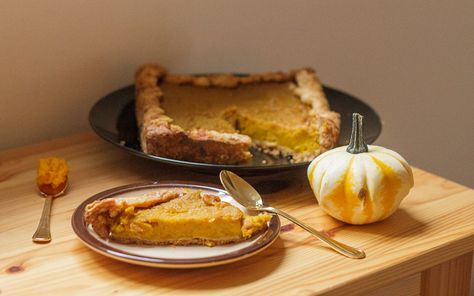 This Hubbard squash pie is nestled in a perfectly flaky coconut oil crust. Hubbard Squash Pie, Squash Dessert Recipes, Vegan Christmas Pie, Squash Dessert, Hubbard Squash, Thanksgiving Sweets, Squash Pie, Thanksgiving Pie Recipes, Christmas Pie