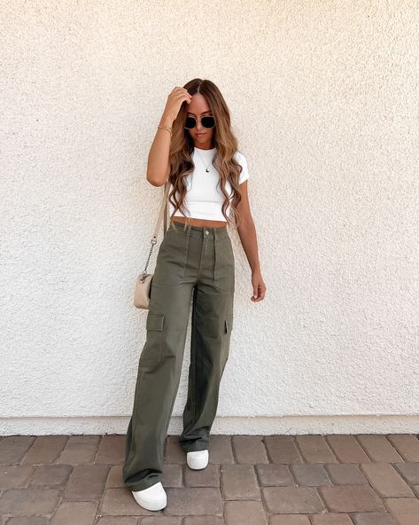 Neutral Airport Outfits That Are Cozy and Effortlessly Chic — Neutrally Nicole Women Baggy Pants Outfit, Cute Green Pants Outfit, Cargo Pants Mom Outfit, Women’s Pants Outfit, Mom Cargo Pants Outfit, Spring Cargo Pants Outfit, Bachata Outfit Casual, Woman Cargo Pants Outfit, High Waisted Cargo Pants Outfit