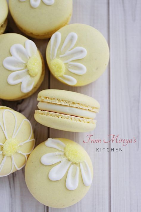 Daisy Dessert Ideas, Macaron Themed Birthday Party, Daisy Food Ideas, Macaroons Decoration Ideas, Sunflower Macarons, Daisy Macarons, Daisy Desserts, Macaron Decoration Ideas, Macaroon Party