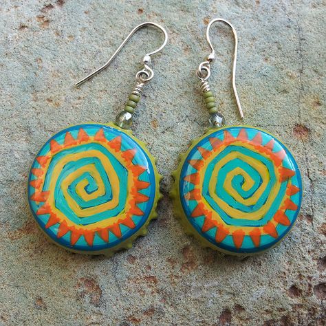 Jewellery Making Tools, Bottle Cap Earrings, Symbol Earrings, Sun Symbol, Bottle Cap Crafts, Estilo Hippie, Painted Earrings, Painted Jewelry, Hippie Earrings