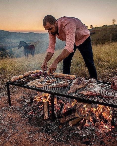 Open Fire Cooking, Bbq Grill Design, Decoration Restaurant, Outdoor Bbq Kitchen, Bushcraft Camping, Bbq Kitchen, Campfire Food, Fire Cooking, Campfire Cooking