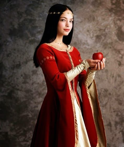 Snow White - Kristin Kreuk Kristen Kreuk, Lana Lang, Medieval Princess, Kristin Kreuk, Fairest Of Them All, Medieval Costume, Fantasy Dresses, Marmaris, Medieval Clothing