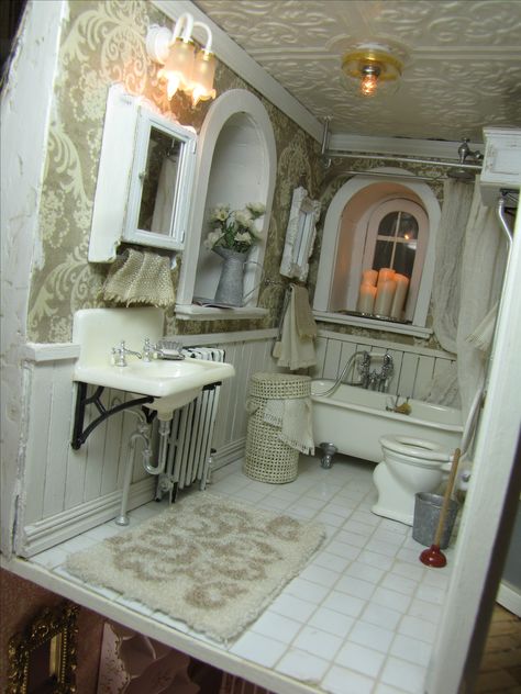 Victorian Dollhouse Bathroom, Victorian Dollhouse Interior, Doll House Bathroom, Victorian Dollhouse Furniture, Beacon Hill Dollhouse, Miniature Bathroom, Dollhouse Design, Dollhouse Bathroom, Dollhouse Miniatures Kitchen