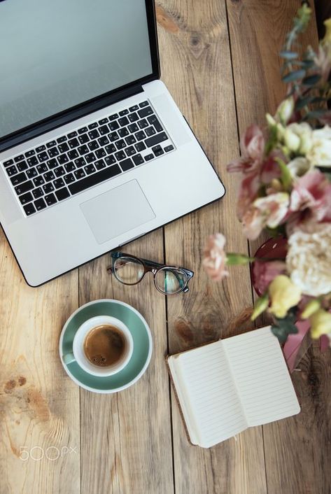 Laptop Photography, Laptop Lifestyle, Coffee Photography, Beautiful Bouquet Of Flowers, Wooden Background, Coffee And Books, Branding Photoshoot, Photography Branding, Book Photography