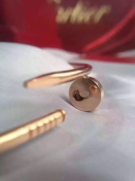 Nail Bracelet, Art Jewelry Design, Expensive Jewelry Luxury, Jewelry Clasps, Bracelet Women, Expensive Jewelry, Cartier Love Bracelet, Pendant Bracelet, Gold Design