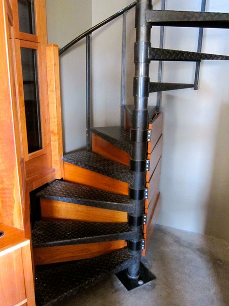 Spiral staircase: storage drawers Spiral Staircase Storage, Staircase In Living Room, Spiral Stairs Design, Stair Shelves, Circular Stairs, Stairs Storage, Tiny House Stairs, Spiral Staircases, Diy Staircase