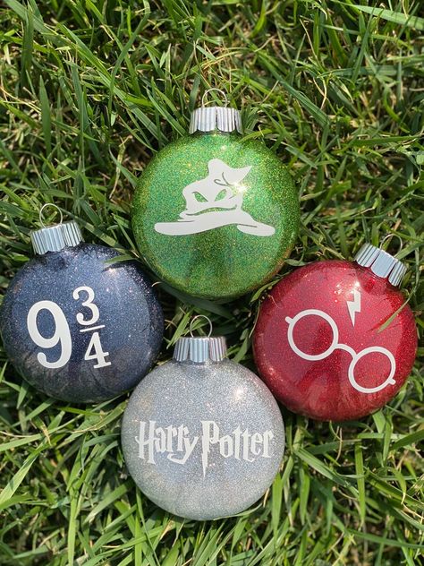 Harry Potter Pillows Diy, Harry Potter Ornaments Diy, Harry Potter Cricut Projects, Harry Potter Pillows, Harry Potter Christmas Shirt, Harry Potter Svg Files, Free Printable Harry Potter, Harry Potter Stencils, Printable Harry Potter