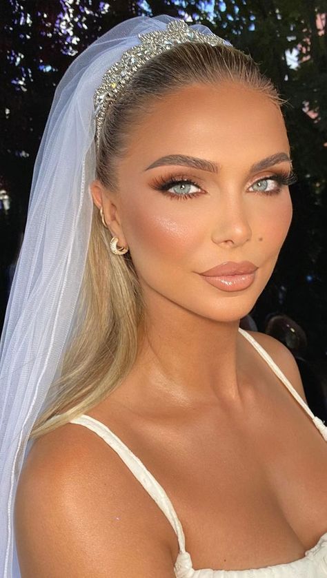 Beachy Wedding Makeup Brides, Wedding Glam Makeup Blue Eyes, 2023 Wedding Makeup Trends, Gooey Bridal Makeup, Neutral Glam Wedding Makeup Blue Eyes, Wedding Makeup Summer Brides, Blue Eyed Bride Makeup, Siren Eye Bridal Makeup, Boho Beach Wedding Makeup