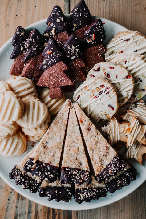 Festive Shortbread 5 Ways Rustic Baked Goods, Holiday Baking Trends, Simple Christmas Desserts, Shortbread Christmas Cookies, Christmas Cookies Ideas, Christmas Shortbread Cookies, Christmas Cookie Box, Christmas Shortbread, Shortbread Recipe