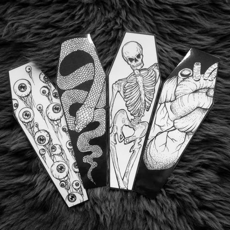 Dark Bookmark Ideas, Shaker Bookmarks, Shaped Bookmarks, Spooky Bookmarks, Traditional Tattoo Designs, Creative Bookmarks, Bookmark Craft, Diy Bookmarks, Book Markers