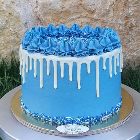 Cake Ideas Preppy, Blue Icing Cake, Blue Birthday Cake Ideas, Blue Cake Designs Birthday, Cake Designs Blue, Blue Bday Cake, Preppy Baking, Pastel Blue Cake, Blue Cake Decoration