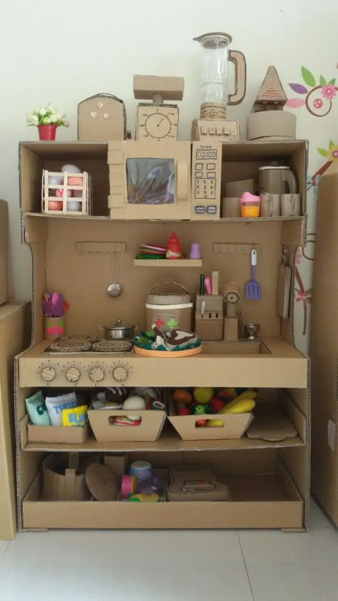 Cardboard Kitchen, Diy Kids Kitchen, Diy Cardboard Toys, Cardboard Crafts Kids, Carton Diy, Kitchen Sets For Kids, Cardboard Crafts Diy, Play Kitchens, Cardboard Box Crafts