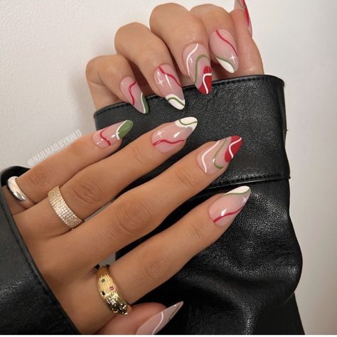 Christmas Abstract Nails, Christmas Nails 2023 Almond, Holiday Nails Inspiration, Christmas Swirl Nails, Abstract Christmas Nails, Summer Christmas Nails, Christmas Nail Decor, Christmas Nail Sets, Cool Christmas Nails