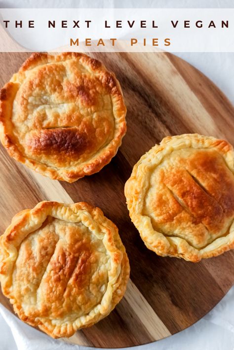 Vegan Meat Pie Recipe, Vegan English Recipes, Vegan Meat Pie, Vegan Puff Pastry Recipes Savory, Vegan Christmas Party Food, Vegan Christmas Pie, Minced Meat Pie, Vegan Pot Pie Recipe, Vegan Puff Pastry