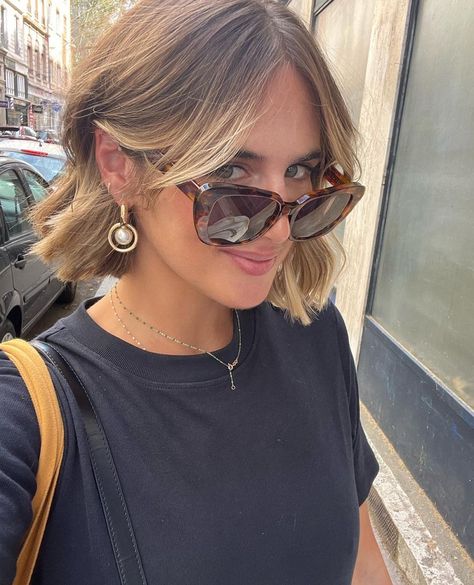 Curtain Bob Haircuts, Short Hair With Curly Hair, Above Neck Haircut, Short Short Hair Women, Brown Hair Bob With Highlights, Balayage Hair On Short Hair, Short Bob Light Brown Hair, 90s Bob Brunette, Short Blonde Hair Tan Skin