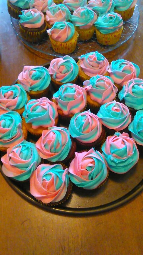 Blue Swirl Cupcakes, Pink And Blue Cupcakes, Easy Cupcakes Decoration, Swirl Cookies, Frosted Cupcakes, Swirl Cupcakes, Blue Cupcakes, Candy Drinks, Easy Cupcakes