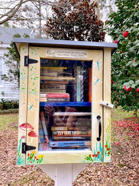 Tiny Library Ideas, Little Free Library Painting Ideas, Little Library Painting Ideas, Library Painting Ideas, Free Library Box Ideas, Blessing Boxes, Painted Library, Library Painting, Brick Tudor