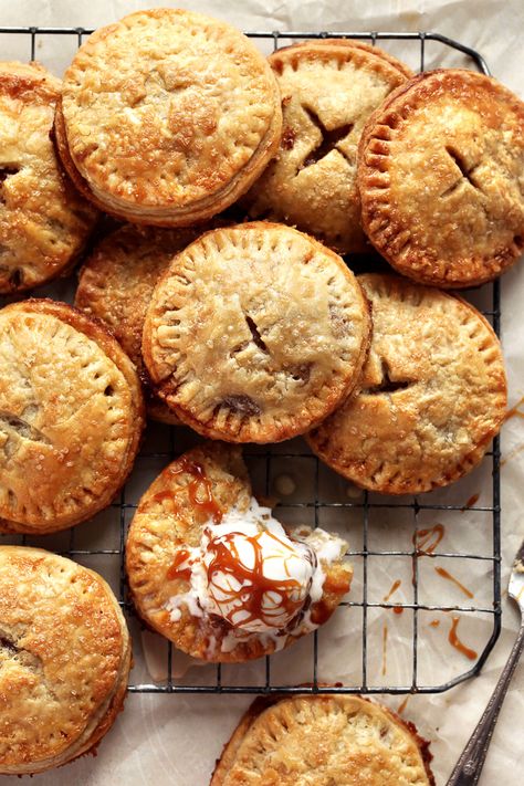 Sweet ginger-spiced pear hand pies, flaky pastry and caramelized pear filling packed with favorite fall flavors - ginger, cinnamon, cloves, and vanilla - everything to love about traditional pie, in deliciously convenient hand-held form. Find the recipe on forkknifeswoon.com #pear #handpie #pie #ginger #turnover #pastry #fallbaking #dessert Pear Hand Pies, Pear Filling, Caramelized Pear, Turkey Apple, Pumpkin Chicken, Mini Pie Recipes, Pumpkin Turkey, Buttery Pie Crust, Recipes Pumpkin